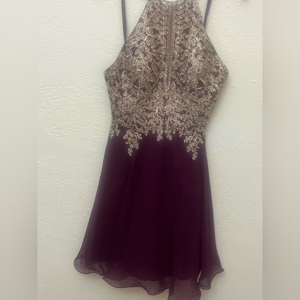 Beautiful XSCAPE short formal dress.